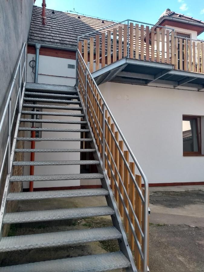 Apartmany Lono Йичин Экстерьер фото