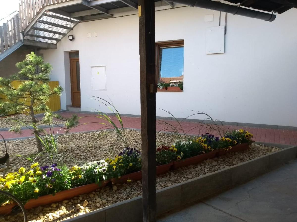 Apartmany Lono Йичин Экстерьер фото